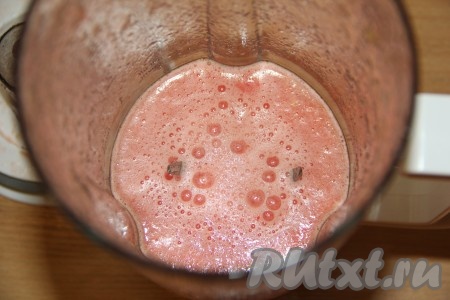 Пробить арбуз погружным блендером до однородного состояния.
