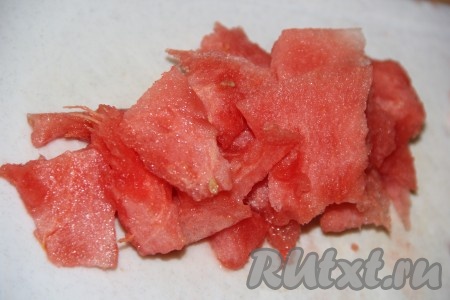 Арбуз, очищенный от кожуры и семян, нарезать на кусочки.