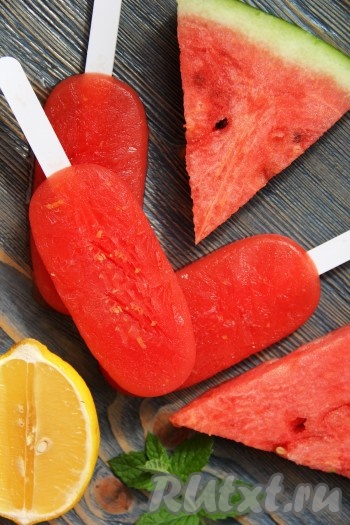 Вот такой красивый и яркий фруктовый лёд из арбуза можно приготовить в домашних условиях. Такой десерт и освежит, и порадует прекрасным вкусом и взрослых, и детей!