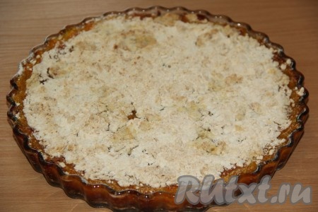 Выпекать насыпной пирог с лимоном и апельсином в разогретой духовке минут 50 при температуре 200 градусов. Готовую выпечку достать из духовки, полностью остудить.