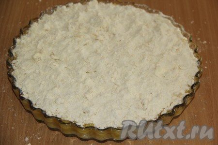 Сверху равномерно распределить оставшуюся крошку, полностью покрывая начинку.