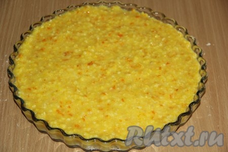 Поверх крошки выложить лимонно-апельсиновую начинку.
