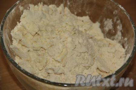 Перетереть масляно-мучную смесь руками до получения мелкой крошки.