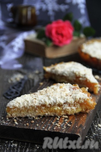 Нарезать вкусный, ароматный остывший насыпной пирог с нежной начинкой из апельсина и лимона на кусочки и подать к чаю. Такая выпечка несомненно украсит любое чаепитие!