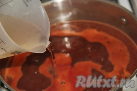 Поставить маринад на огонь и довести до кипения. Влить уксус, перемешать и снять с огня.
