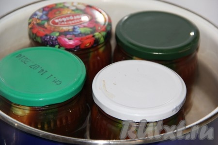 Поместить банки в кастрюлю с тёплой водой (для того чтобы баночки не треснули в процессе стерилизации, дно кастрюли можно предварительно застелить тряпочкой, сложенной в 2-3 раза). Вода в кастрюле должна доходить до "плечиков" банок.
