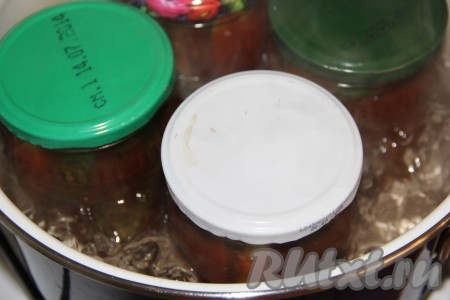 Поставить кастрюлю с банками на средний огонь и стерилизовать баночки с огурцами 7 минут с момента закипания воды в кастрюле.
