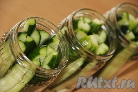Огурчики хорошо вымыть. Каждый огурчик разрезать в длину на 5-6 брусочков. Плотно выложить нарезанные огурцы в банку.
