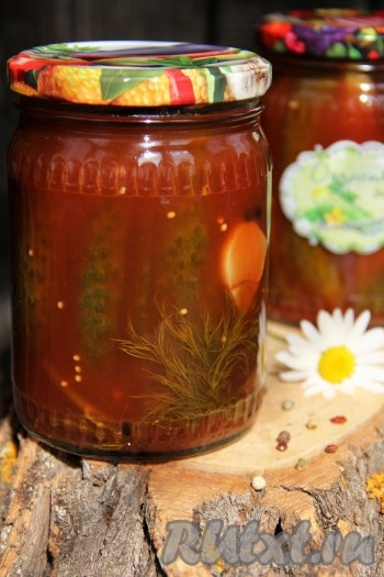 Огурцы, маринованные в томатном соусе, получаются в меру остренькими, хрустящими, аппетитными и очень вкусными.&nbsp;Такая заготовка прекрасно разнообразит зимнее меню!