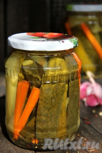 Огурцы по-канадски, маринованные с перцем и морковкой, получаются очень вкусными, хрустящими, они станут прекрасным дополнением ко многим блюдам в зимние дни.
