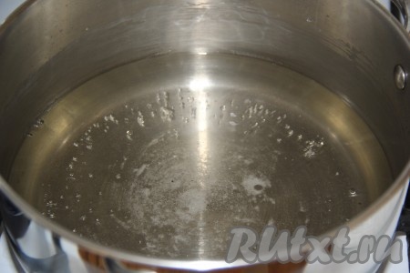 Влить уксус в кипящую воду и убрать маринад с огня.
