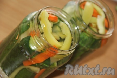 Залить овощи горячим маринадом, заполняя каждую банку до самого верха. Прикрыть банки крышками.
