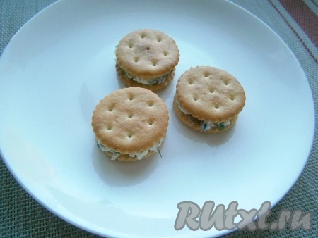 Сверху накрыть закуску оставшимися крекерами.
