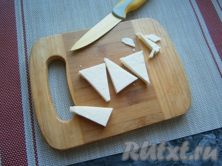 Разрезать его на 3 одинаковых треугольника.
