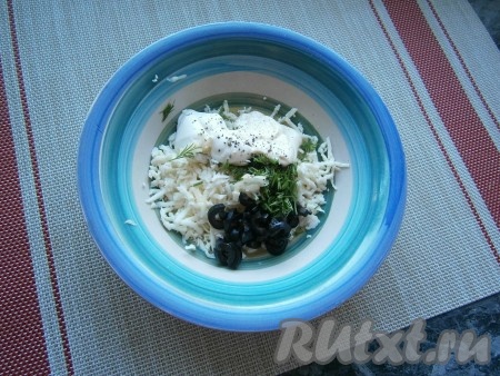 Сюда же добавить сметану, соль и чёрный молотый перец.
