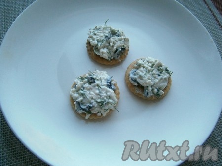 Тщательно перемешать получившуюся сырную массу. Выложить половину сырной массы на 3 крекера.
