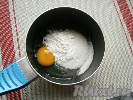 Убрать сковороду с огня и дать песочной крошке остыть. Для приготовления крема в ковшик (или кастрюльку) разбить яйцо, всыпать сахар, ванильный сахар и крахмал.
