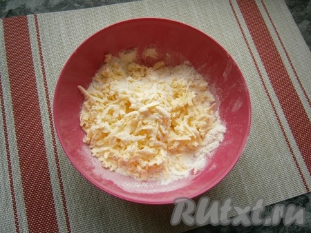 Сюда же натереть на крупной тёрке подмороженное сливочное масло.

