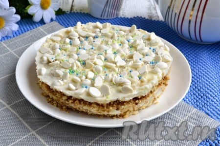 Затем аккуратно извлечь очень вкусный и нежный торт "Пломбир", приготовленный без духовки, из формы, убрать плёнку, поместить его на блюдо. Украсить сверху ещё и цветной кондитерской посыпкой. Разрезать торт на части и можно подавать к столу.