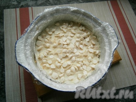 Далее также чередовать слои песочной крошки и крема, пока не закончатся продукты. Последним верхним слоем должен быть крем. Посыпать торт "Пломбир" каплями белого шоколада (или натёртым шоколадом). Отправить тортик в холодильник на 6-7 часов (лучше на всю ночь).
