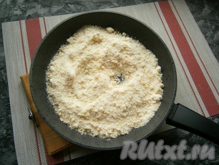 Высыпать крошку на разогретую сухую сковороду.