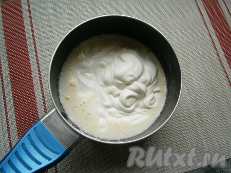 Венчиком перемешать яичную смесь и взбить до светлой массы. Добавить сметану.
