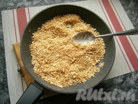 Обжарить крошку, постоянно помешивая, на среднем огне до золотистого цвета.
