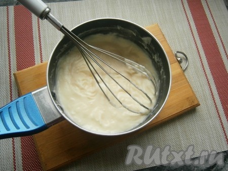 Смесь поместить на небольшой огонь и при постоянном помешивании довести до кипения и загустения. Крем получится по консистенции, как густой кисель.
