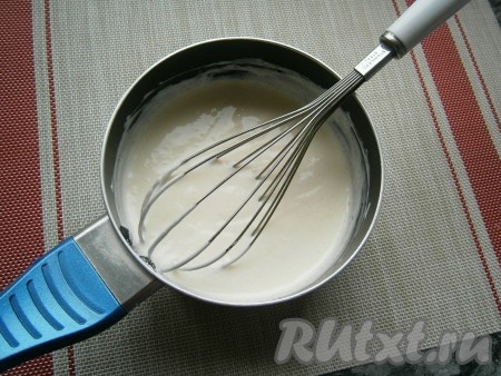 Тщательно перемешать венчиком смесь яиц и сметаны (до однородности).
