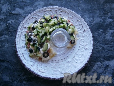 Затем равномерно распределить нарезанный свежий огурчик, который немного посолить и смазать майонезом.
