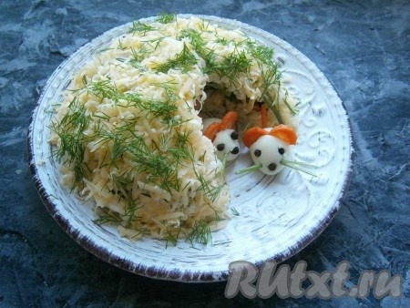 Рюмку из салата убрать, а в отверстие поместить подготовленных мышек.&nbsp;