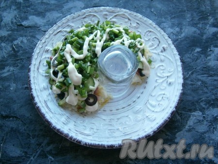 Следующим слоем выложить нарезанный зелёный лук, немного смазать майонезом.
