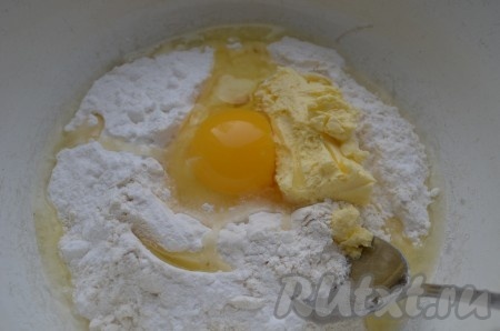 Из указанных ингредиентов замесить тесто для пирога, завернуть в пищевую пленку, поставить на 2 часа в холодильник.
