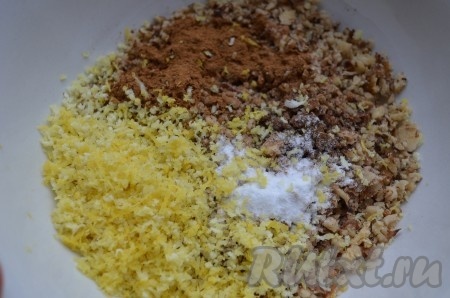 Тем временем приготовить ореховую смесь. Перемешать орехи, корицу, гвоздику, сахарную пудру, лимонную цедру.