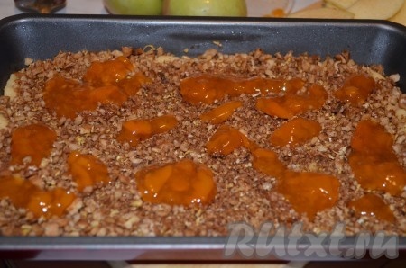 Сверху высыпать ореховую смесь, слегка смазать абрикосовым джемом.