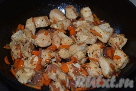 Овощи в процессе жарки должны стать мягкими и прозрачными.
