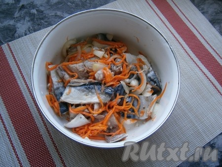 Поперчить рыбу с овощами, влить растительное масло и перемешать. Посуду со скумбрией накрыть плёнкой (или крышкой) и отправить в холодильник на 5-6 часов.
