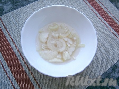 В горячую уксусную смесь поместить очищенный и нарезанный полукольцами репчатый лук, оставить на 15-20 минут.
