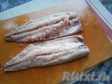 Удалить хребет и все косточки.