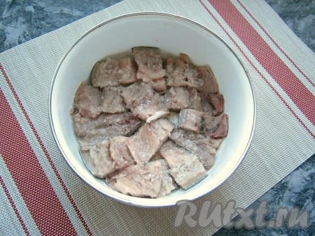 Нарезать скумбрию средними кусочками, выложить их в один ряд в любую подходящую миску кожей вниз. Посыпать рыбу, примерно, 1 столовой ложкой соли и оставить на 2-3 часа при комнатной температуре.
