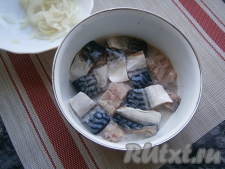 Далее лук отжать и переложить в другую посуду. Просолившуюся скумбрию промыть, обсушить, поместить её в уксусную смесь на 30 минут.
