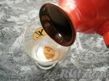 Кофе в турке довести до кипения, но не кипятить, убрать с огня на 20-30 секунд. Снова поместить турку на огонь и опять довести кофе до кипения (кофе не кипятим!). Далее убрать его с огня на 20 секунд и снова довести до кипения. Дать кофе отстояться секунд 30 и аккуратно налить в стакан с сахаром и корицей. Перемешать ложкой.
