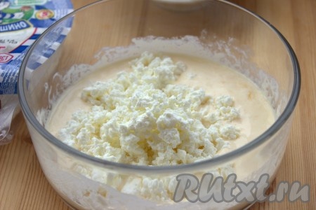 Затем в сметанно-яичную массу добавить творог, тщательно перемешать до однородности.
