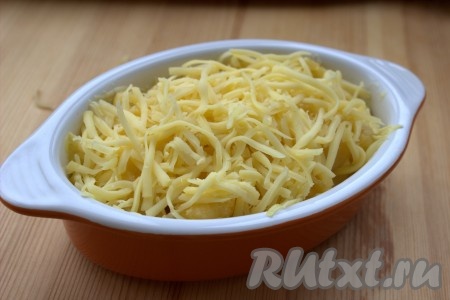 Запекать макароны с сыром и творогом в заранее разогретой до 180 градусов духовке 15 минут. После этого жаропрочную форму достать из духовки, посыпать запеканку сверху оставшимся натёртым сыром и снова поместить в духовку на 5 минут.
