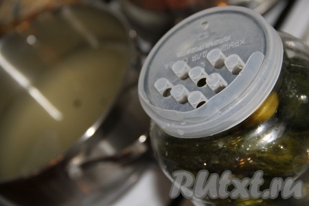 По прошествии 3 дней слить соляной раствор из банки с огурцами в кастрюлю (удобно сливать соляной раствор в кастрюлю, надев на банку крышку с отверстиями, как на фото).
