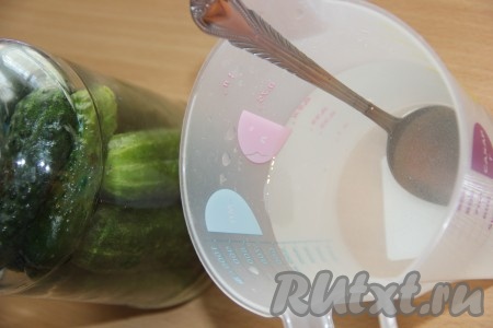 Соль развести в 1 литре холодной воды (я использовала родниковую воду, можно взять фильтрованную).
