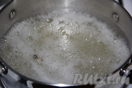 Поставить кастрюлю с рассолом на огонь и довести до кипения.&nbsp;
