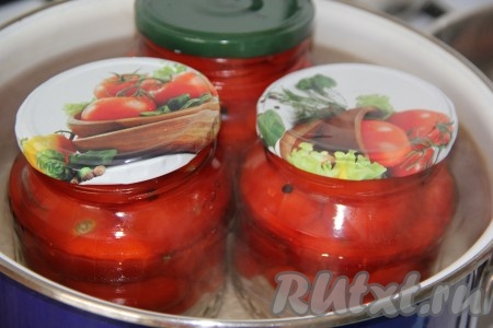 Крышки заранее прокипятить в воде в течение 2-3 минут. В кастрюлю налить тёплую воду, на дно положить тряпочку (подойдёт кухонное полотенце), сложенную в несколько раз. На тряпочку поставить банки с заготовкой, прикрыв их крышками. Вода в кастрюле должна доходить до "плечиков" баночек. Банки стерилизовать 15 минут на среднем огне с момента закипания воды.
