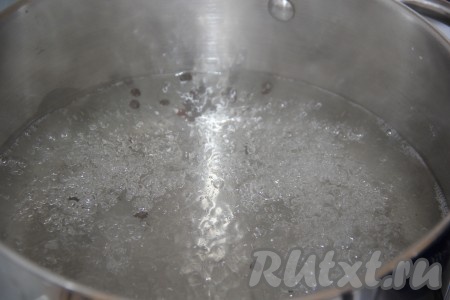 Поставить на огонь и довести маринад до кипения.
