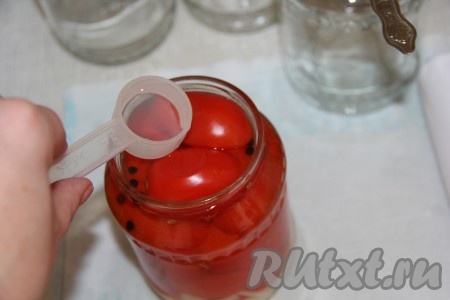 Достать банки из кастрюли и в каждую баночку влить уксус.
